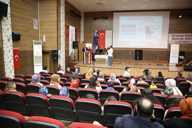 Eyyübiye’de okullar arası halk oyunları yarışması
