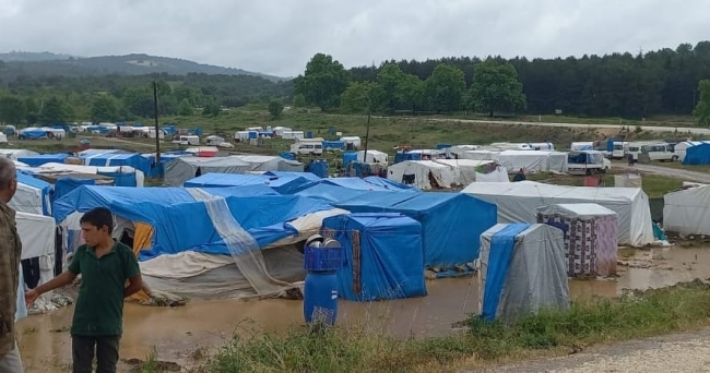Urfalı işçilerin çadırları sular altında kaldı