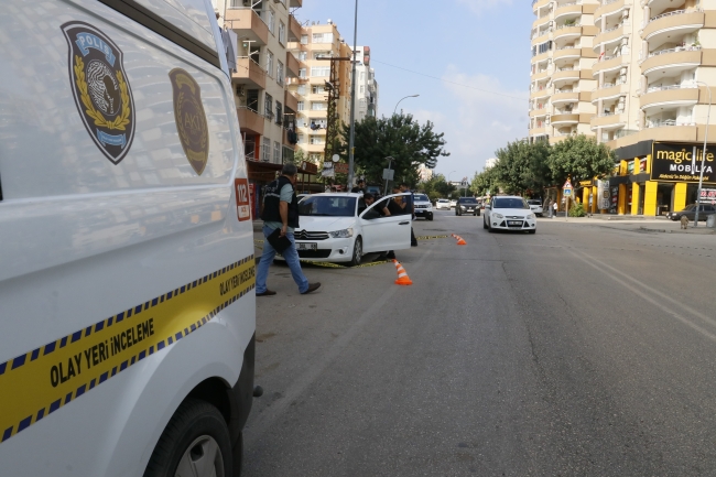 İşe gitmek için bindiği otomobilinde tabancayla vuruldu