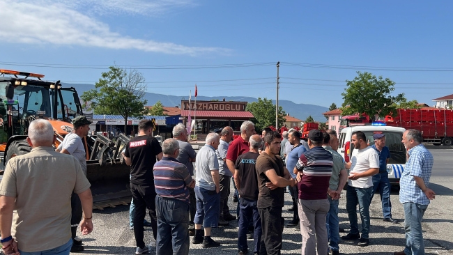 ÖLÜM KAVŞAĞI KAPATILIYOR; ESNAFLAR AYAKLANDI