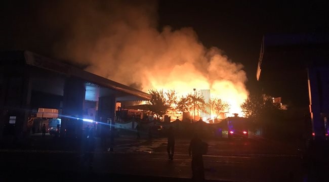 Şanlıurfa merkezde Oduncular Pazarı'nda bulunan petrol istasyonun hemen yanında yangın çıktı. Gece geç saatlerde kontrol altına alınan yangın, petrol istasyonuna sıçramadan söndürüldü.