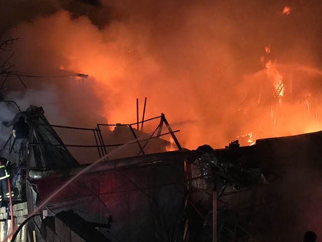 Şanlıurfa merkezde Oduncular Pazarı'nda bulunan petrol istasyonun hemen yanında yangın çıktı. Gece geç saatlerde kontrol altına alınan yangın, petrol istasyonuna sıçramadan söndürüldü.
