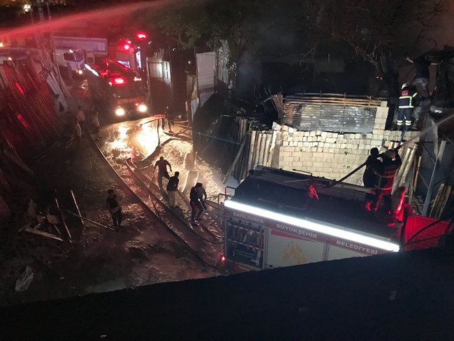 Şanlıurfa merkezde Oduncular Pazarı'nda bulunan petrol istasyonun hemen yanında yangın çıktı. Gece geç saatlerde kontrol altına alınan yangın, petrol istasyonuna sıçramadan söndürüldü.