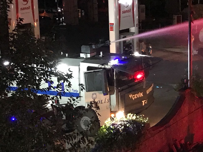 Şanlıurfa merkezde Oduncular Pazarı'nda bulunan petrol istasyonun hemen yanında yangın çıktı. Gece geç saatlerde kontrol altına alınan yangın, petrol istasyonuna sıçramadan söndürüldü.