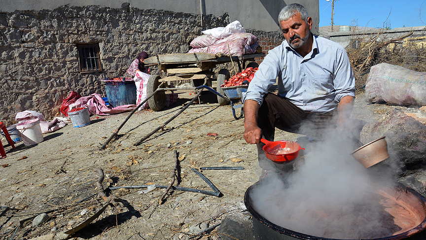 Nar taneleri binbir zahmetle pekmeze dönüşüyor