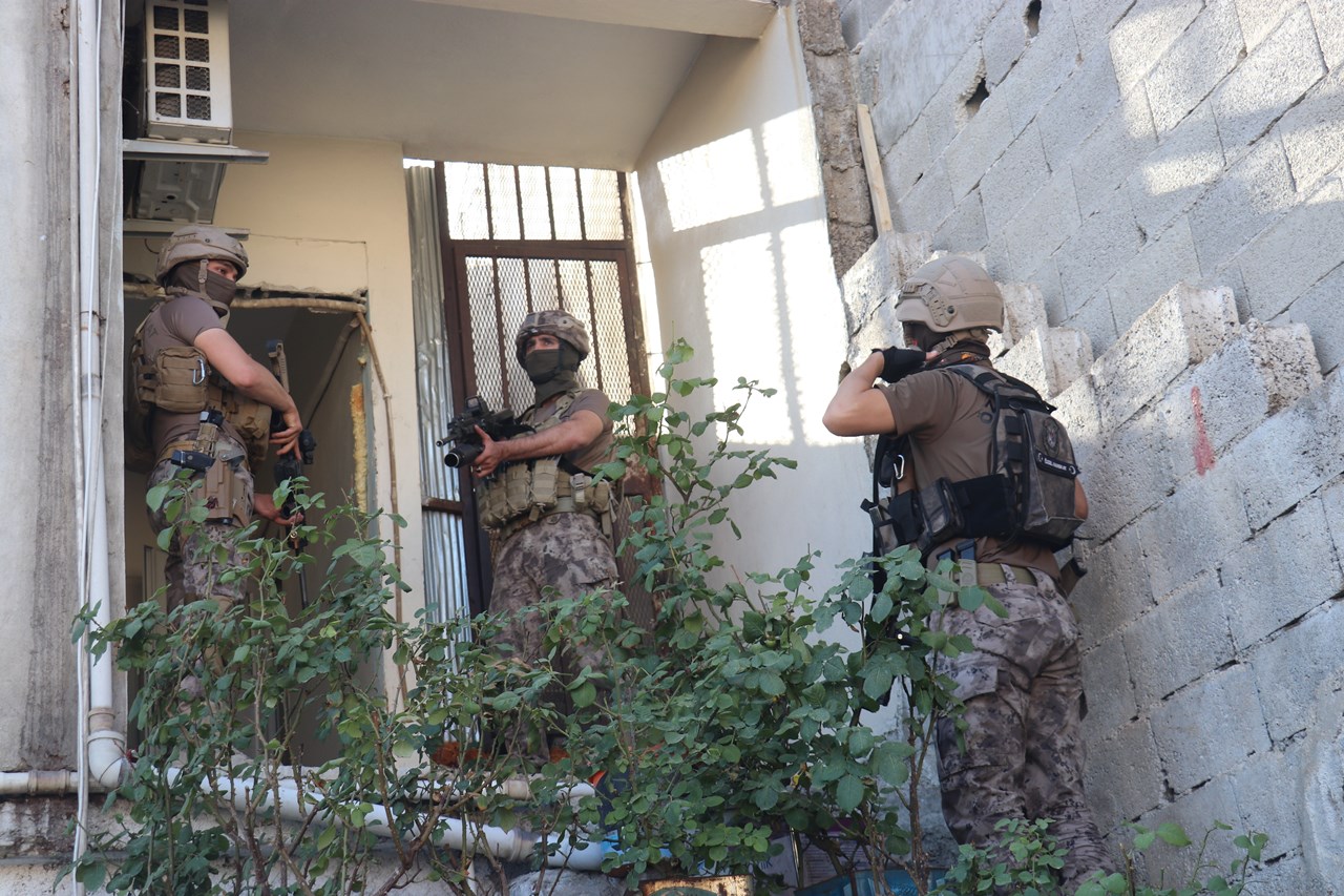 Şanlıurfa polisi 29 adrese uyuşturucu operasyonu düzenledi