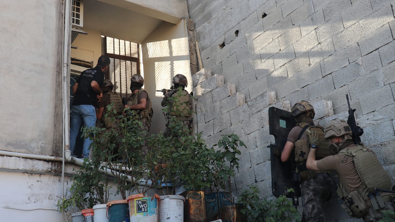 Şanlıurfa polisi 29 adrese uyuşturucu operasyonu düzenledi