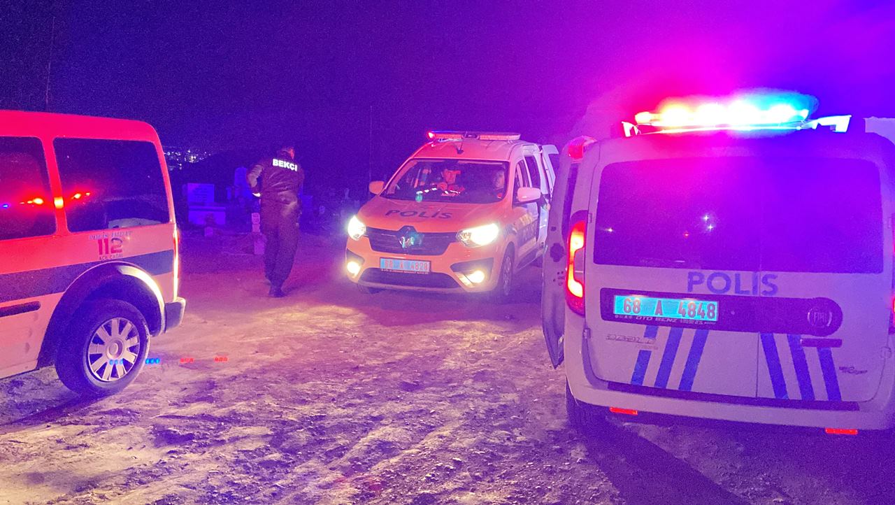 ÖLEN BORÇLUSUNUN MEZARINI AÇTI, CESEDİ YAKMAK İSTEDİ