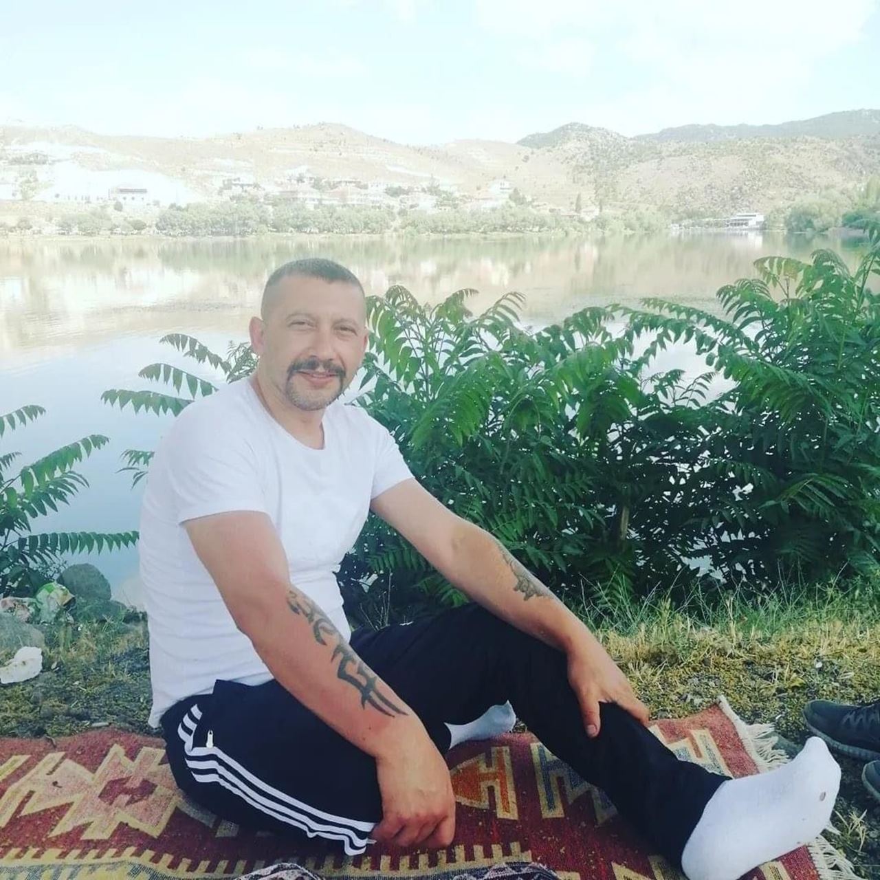 ÖLEN BORÇLUSUNUN MEZARINI AÇTI, CESEDİ YAKMAK İSTEDİ