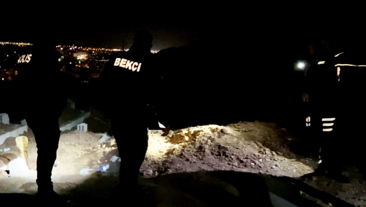 ÖLEN BORÇLUSUNUN MEZARINI AÇTI, CESEDİ YAKMAK İSTEDİ