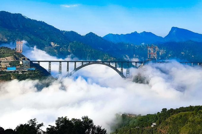 <p>Chenab Köprüsü, Hindistan <img alt="🇮🇳" draggable="false" src="https://abs-0.twimg.com/emoji/v2/svg/1f1ee-1f1f3.svg" title="Hindistan Bayrağı" /> Chenab Nehri'nin 359 metre üzerinde yükselen bu köprü, dünyanın en yüksek demiryolu köprüsüdür.</p>