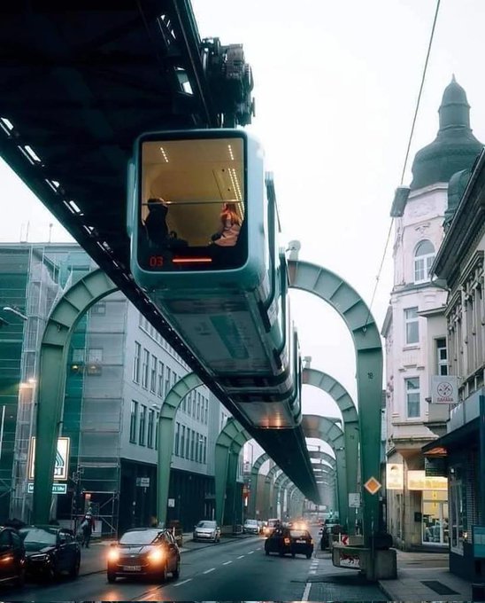 <p>Elektrikli Yükseltilmiş Demiryolu (Asma Demiryolu) , Wuppertal, Almanya</p>