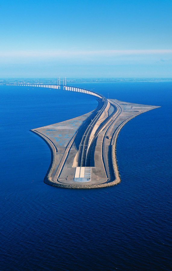<p>Øresund Köprüsü Bu mühendislik harikası köprü, İsveç ve Danimarka'yı denizin altından geçen bir tünelle birbirine bağlamaktadır. Avrupa'nın en uzun köprüsüdür ve İskandinavya'nın karayolu ve demiryolu ağlarını Batı Avrupa'nınkilere bağlar.</p>