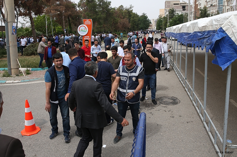 AK Parti, Şanlıurfa'da temayül yoklaması düzenledi.