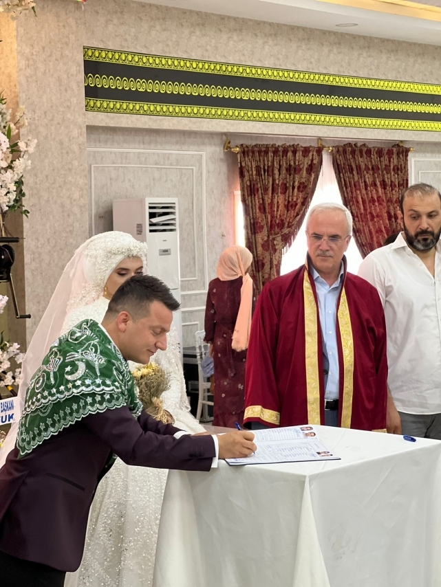 GENÇ İŞ İNSANI GÖRKEMLİ TÖREN İLE EVLENDİ