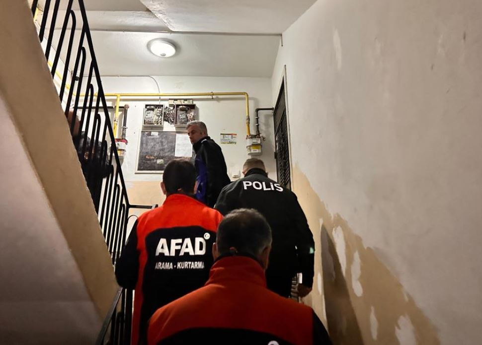 DEPREMİN YIL DÖNÜMÜNDE KORKUTAN OLAY: 5 KATLI BİNA BOŞALTILDI