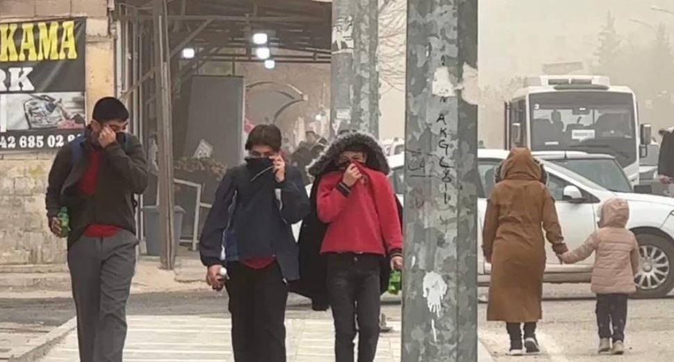 SURİYE’DEN GELEN TOZ BULUTU ŞANLIURFA’YI ESİR ALDI
