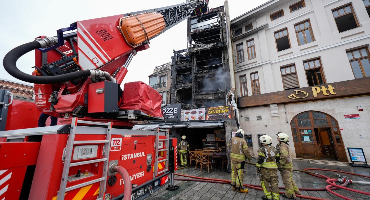 İSTANBUL EMİNÖNÜ'NDE 5 KATLI BİNADA YANGIN ÇIKTI