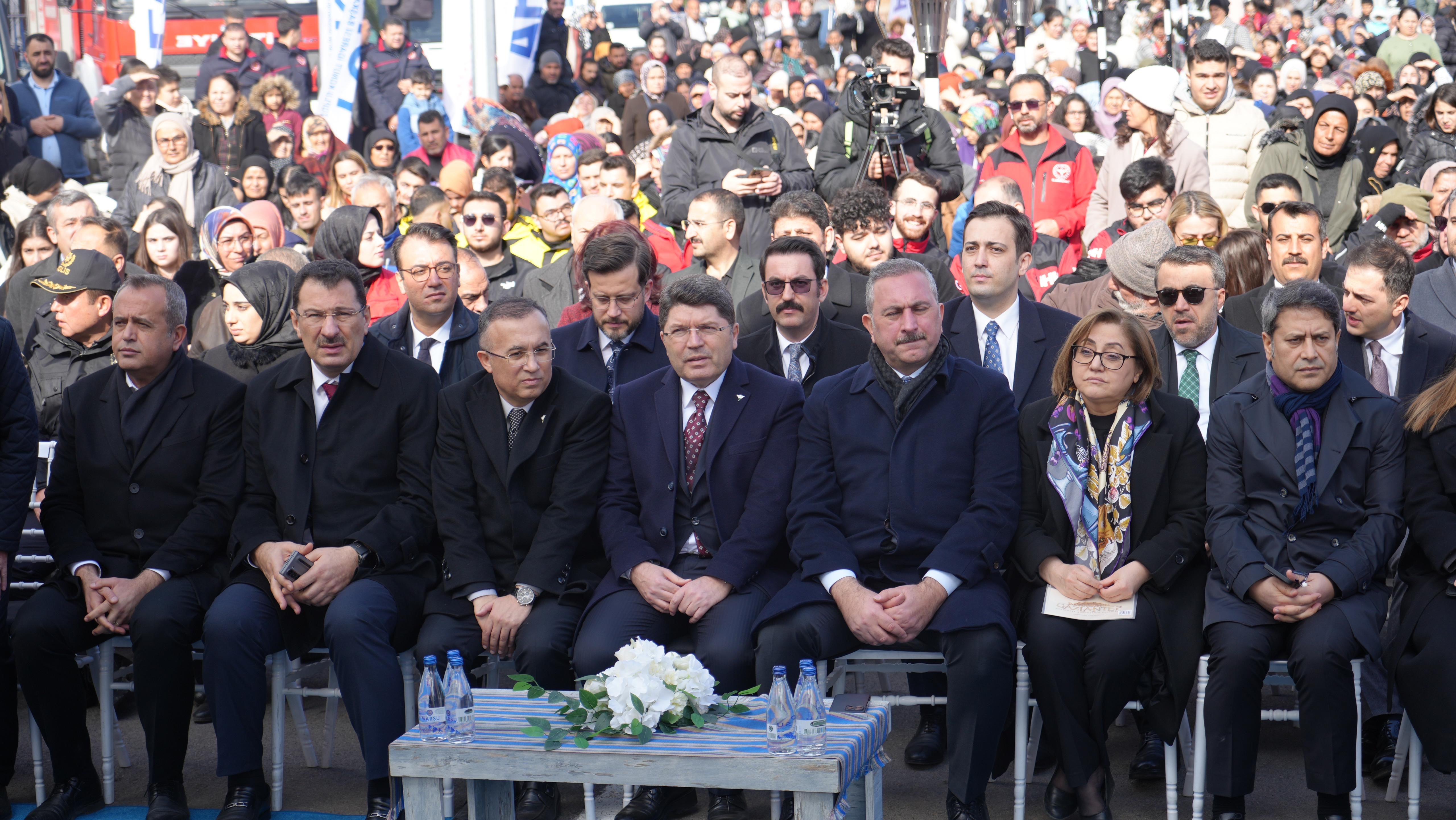 BAKAN TUNÇ: "CUMHURBAŞKANIMIZ HER KABİNE TOPLANTISINDA BİZE DEPREM BÖLGESİNİ SORDU"