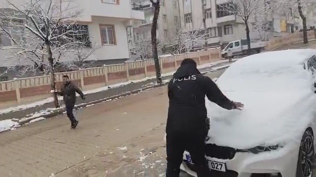 POLİSLER ÇOCUKLARLA KARTOPU OYNADI