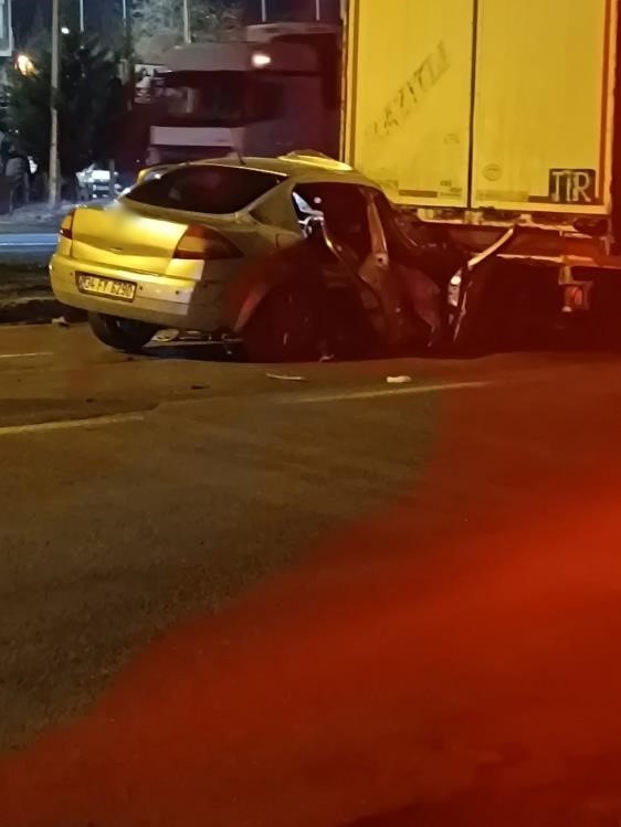 OTOMOBİL TIRA ARKADAN ÇARPTI: 3 YARALI