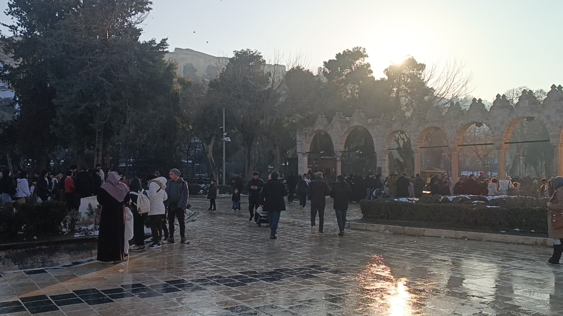 Kar Yağışı Sonrası Balıklıgöl'e Ziyaretçi Akını