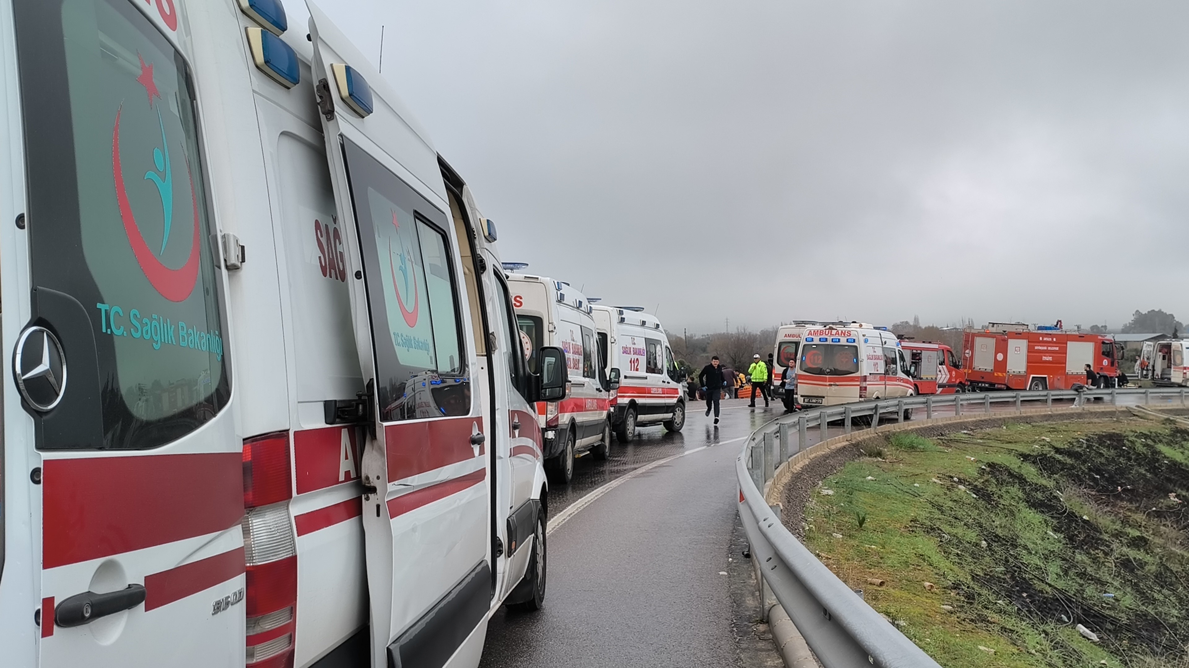 Yolcu otobüsü devrildi: çok sayıda ölü ve yaralı var