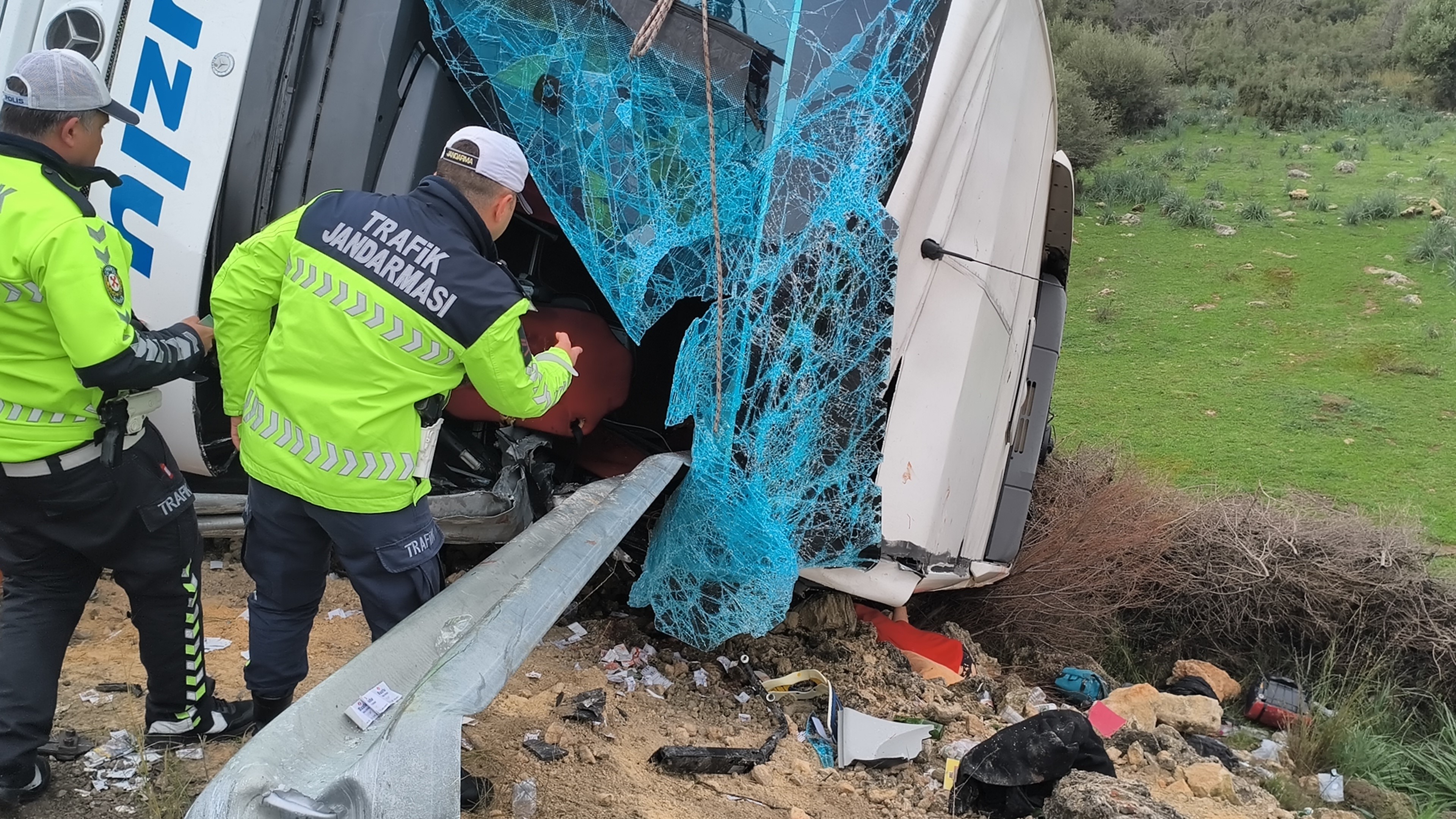 Yolcu otobüsü devrildi: çok sayıda ölü ve yaralı var