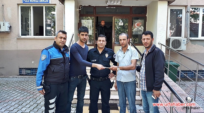 Bankamatikte bulduğu parayı sahibine teslim etti