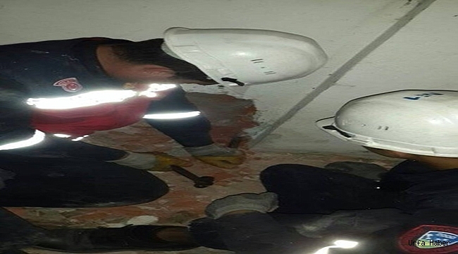Duvar arasına sıkışan kedi yavrusu itfaiye ekiplerince kurtarıldı