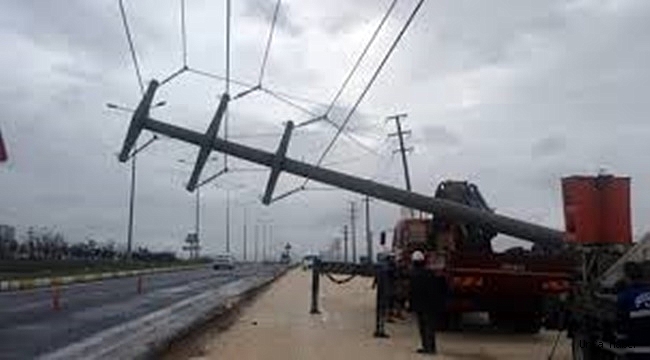Diyarbakır'da aşırı yağış elektrik direklerini devirdi