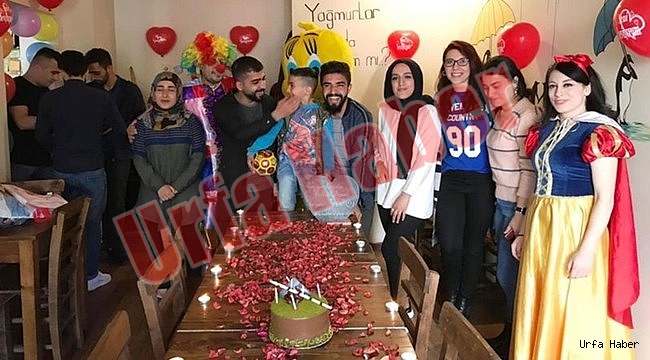 Okul harçlığı için sokaklarda simit satan küçük Taylan'a doğum günü sürprizi