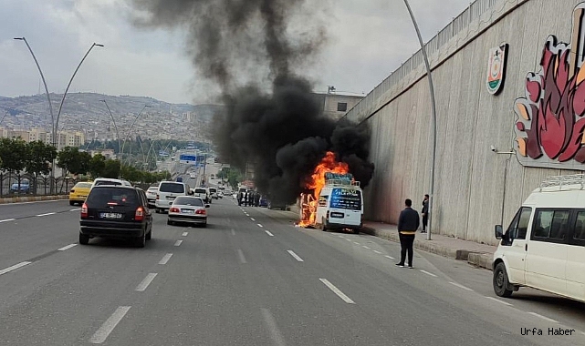 ŞANLIURFA'DA SEYİR HALİNDEKİ MİNİBÜS ALEV TOPUNA DÖNDÜ