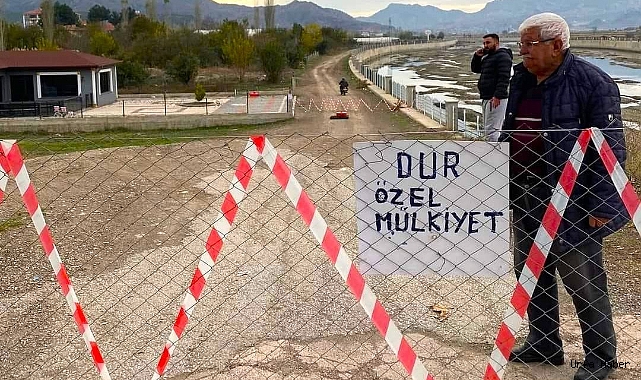'TAPULU ARAZİMİZ' DEYİP YOLU TRAFİĞE KAPATTI