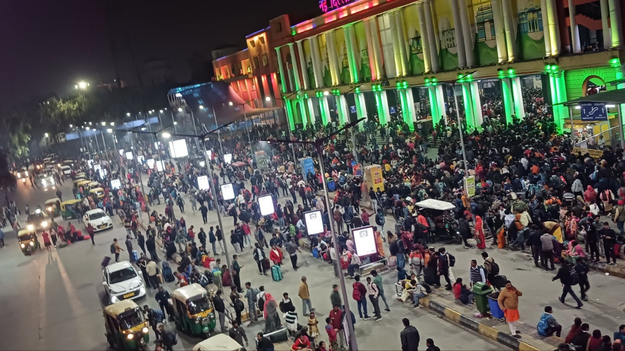 HINDISTAN’DA TREN ISTASYONUNDA IZDIHAM: 18 ÖLÜ