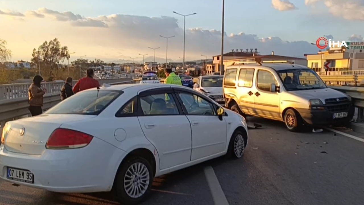 Antalya'da 3 Araçla Zincirleme Kaza: 2 Yaralı