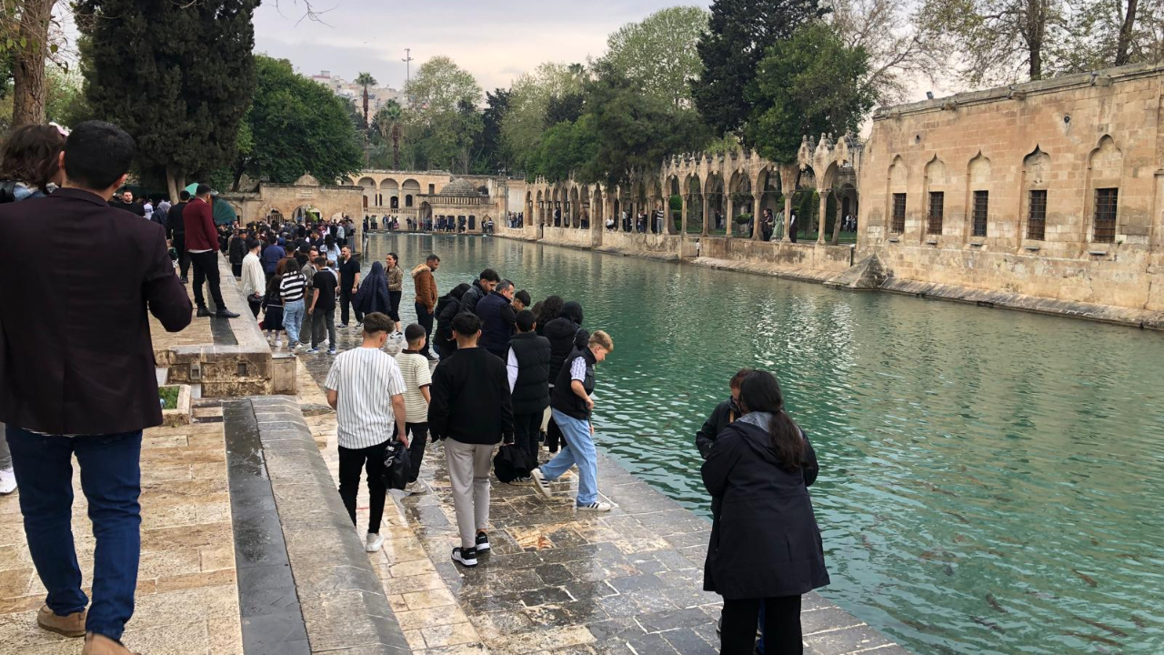 Yağmura Rağmen Balıklıgöl’e Ziyaretçi Akını