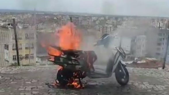 Park Halindeki Motosiklet Alevlere Teslim Oldu