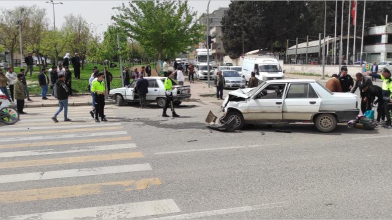 Şanlıurfa'da İki Otomobil Çarpıştı: 8 Kişi Yaralandı