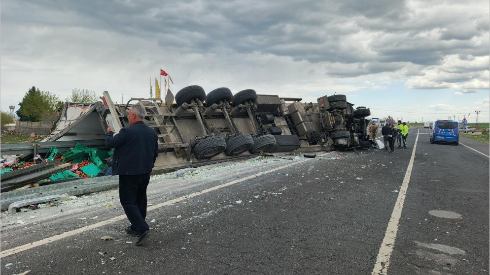 Urfa’da Sebze Yüklü Kamyon Devrildi: 1 Ölü
