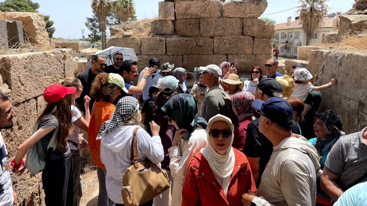 Harran’da Sürpriz Rehber: İlçeyi Kaymakam Gezdirdi!
