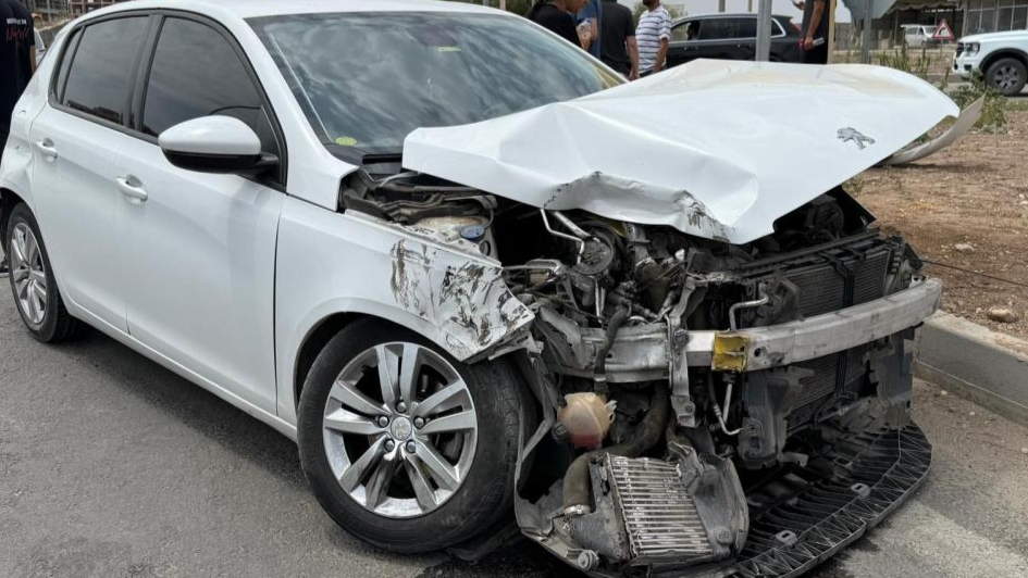 Feci Kaza: Kamyonet ve Otomobil Çarpıştı, 2 Kişi Yaralandı