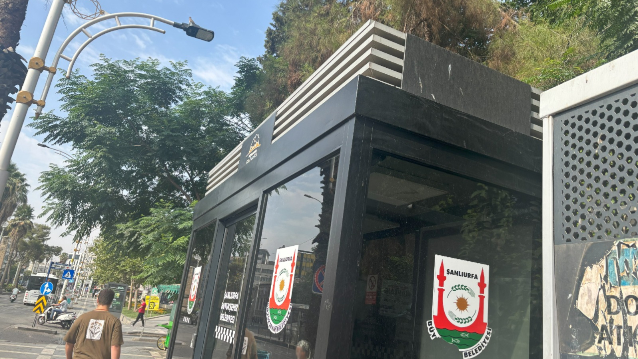 Şanlıurfa’da Klimalı Durak Çöpten Geçilmiyor!