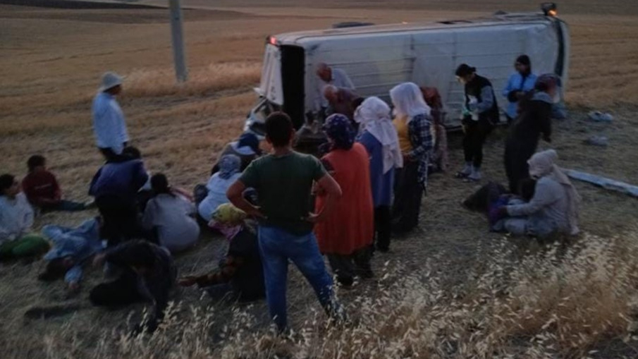 Diyarbakır’da Minibüs Şarampole Yuvarlandı: 13 İşçi Yaralı