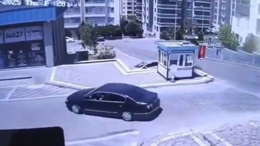 Fren Yerine Gaza Bastı, Otomobil Dükkana Girdi