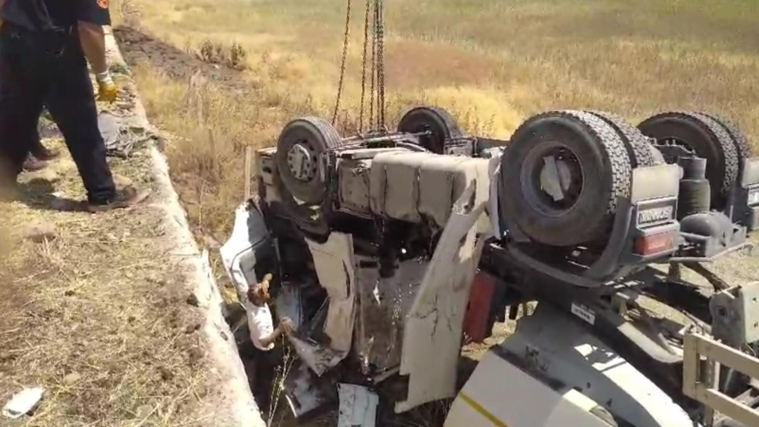 Şanlıurfa'da Kum Yüklü Kamyon Devrildi: 2 Yaralı