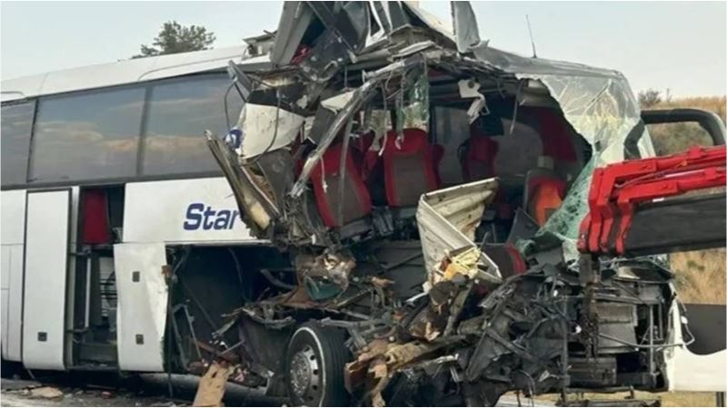 Yolcu Otobüsü TIR’a Çarptı: 9 Kişi Yaralandı