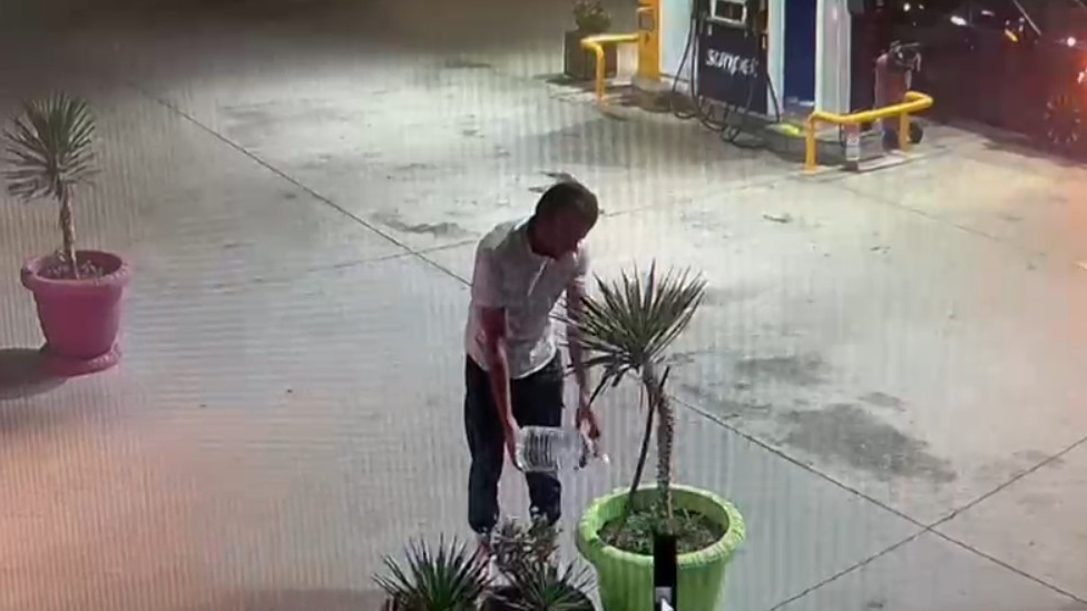 FETÖ’cü Kundakçının Benzin Alıp Parkı Yaktığı Anlar Kamerada
