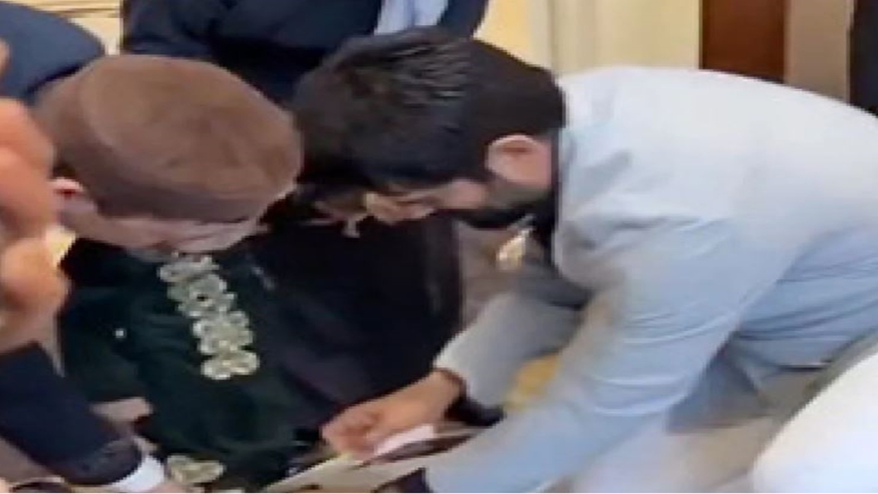 Çocuk Yürüyüşünde Kurdele Kesme Anı Viral Oldu!