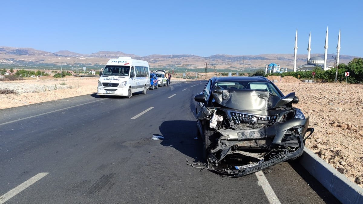 Minibüs İle Otomobil Fena Çarpıştı Çok Sayıda Yaralı Var!